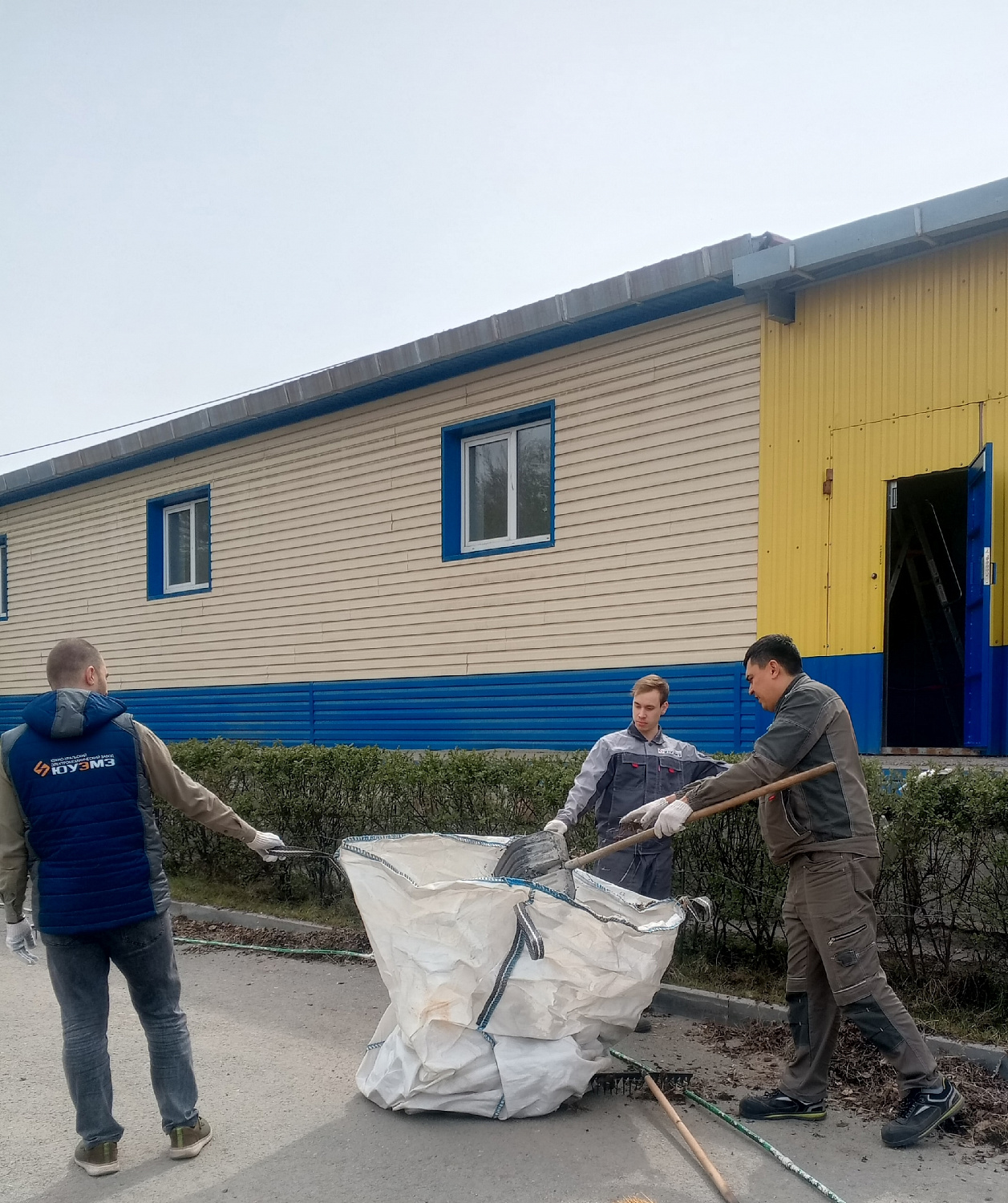 Субботник на территории завода 